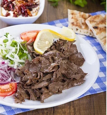 Preparando kebab tradicional de Iskander