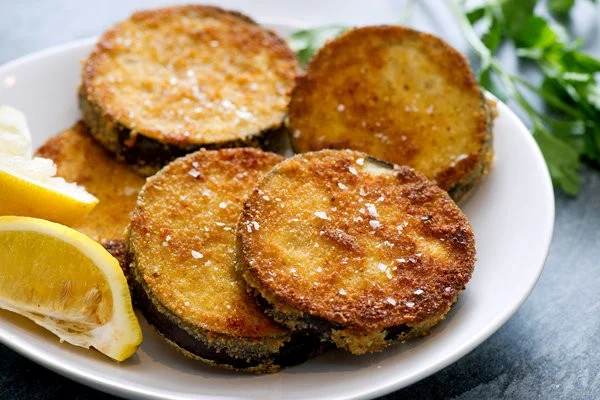 فوت و فن های سرخ کردن بادمجان به 5 روش عالی و آسان 7 خیساندن بادمجان در شیر قبل از سرخ کردن