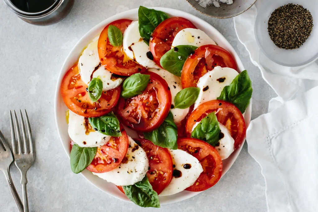 Tutorial per preparare l'insalata caprese con una varietà di deliziose insalate di verdure italiane