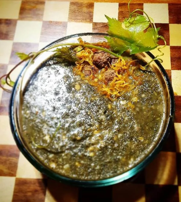 Sopa de hojas peludas