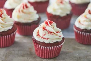 Wie man Red Velvet Cupcakes für 12 Personen zubereitet