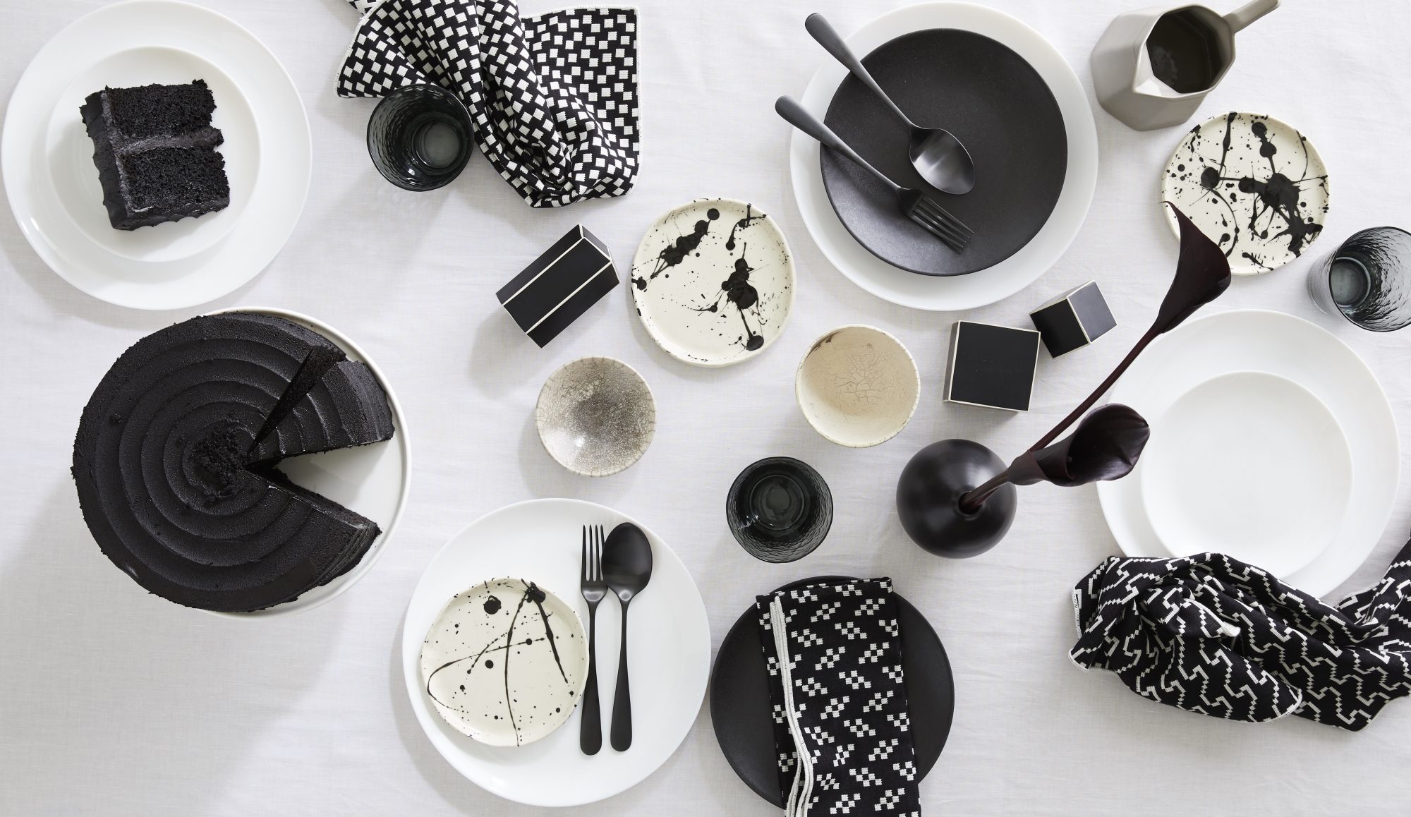 طرح میزآرایی با ظروف سفید و سیاه