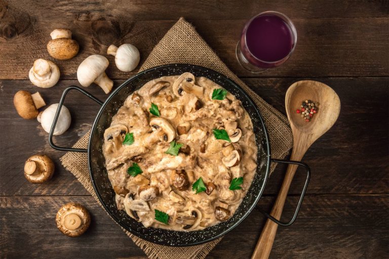 طرز تهیه بیف استراگانف خانگی حرفه ای