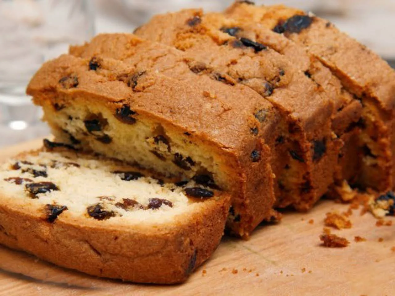 How to make delicious raisin cake at home