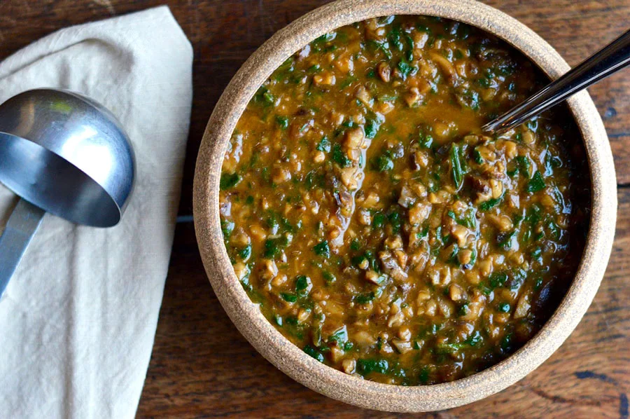 Wie man Mazandarani-Sauersuppe für 4 Personen zubereitet