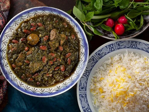 Wie man Mazandarani Sumach-Sauereintopf zubereitet