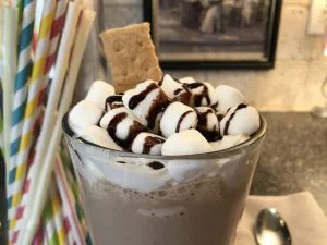 طرز تهیه میلک شیک آناناس و مارشمالو برای 3 نفر 6 شیک مارشملو03