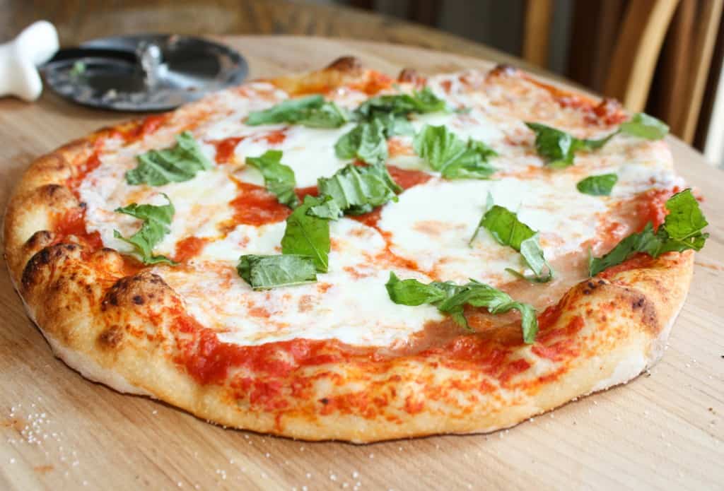 طرز تهیه پیتزا ناپولی ایتالیایی لذیذ آسان