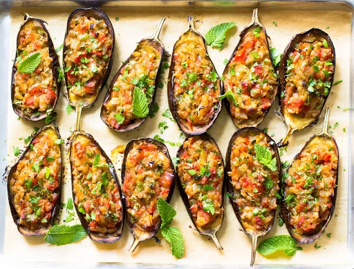 طرز تهیه قارنی یاریخ یا بادمجان شکم پر برای 4 نفر 5 طرز تهیه قارنی یاریخ