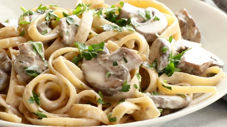 طرز تهیه پاستا قارچ و خامه حرفه ای برای 3 نفر