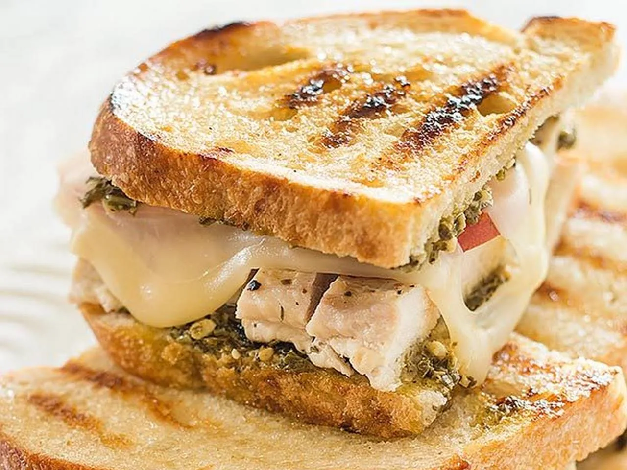 Come preparare un panino con filetto di pollo fatto in casa