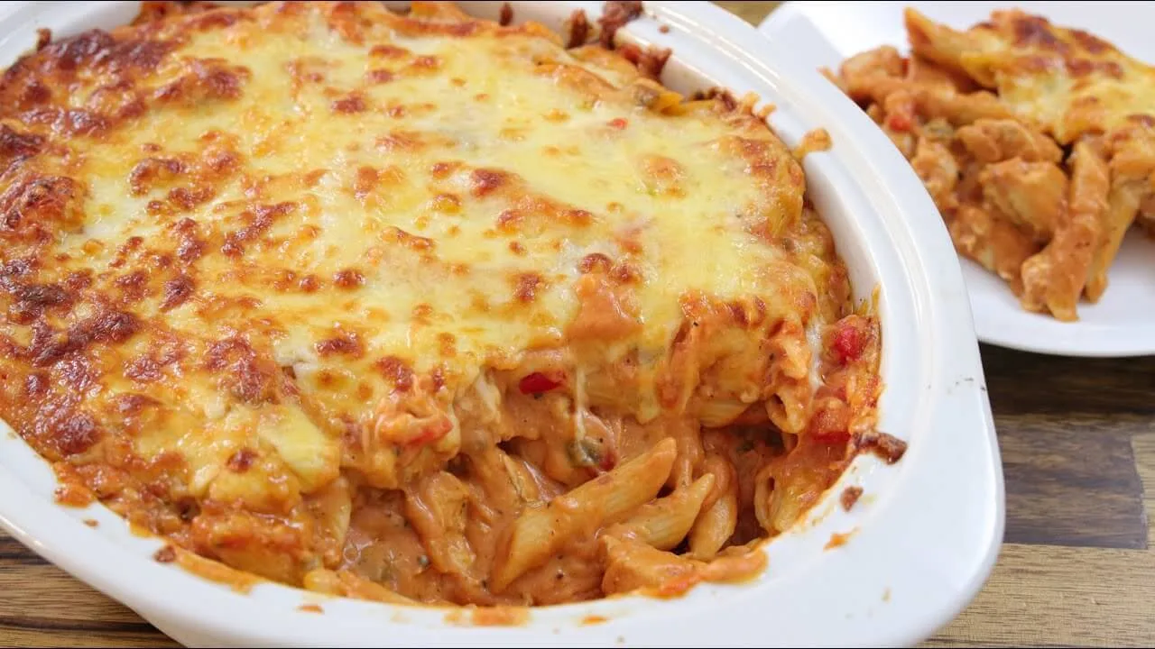 Чӣ тавр тайёр кардани макарон бо чошнии mozzarella итолиёвӣ