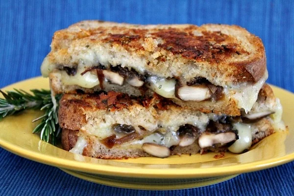 طرز تهیه پنینی قارچ و چدار برای 3 نفر 4 طرز تهیه پنینی قارچ و چدار خانگی