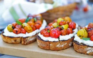 Come preparare dei deliziosi e facili canapè al formaggio per 12 persone 7 Tartine di formaggio 3