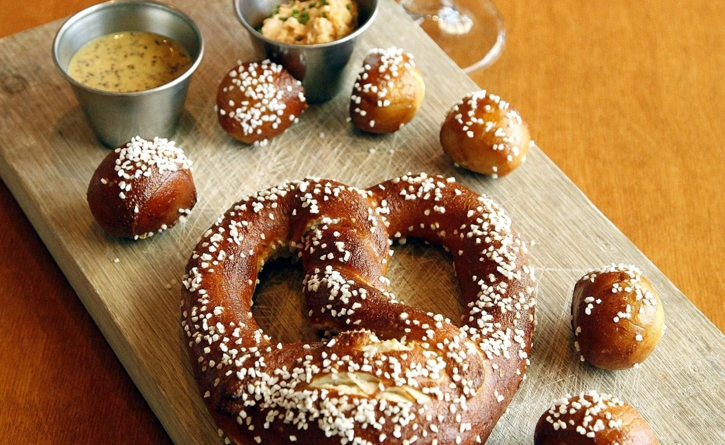 Cómo hacer pan de pretzel alemán perfecto para 12 personas (4 porciones) Cómo hacer el pan de pretzel alemán perfecto