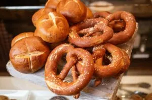 Cómo hacer pan de pretzel alemán perfecto para 12 personas (7 porciones) Pan de pretzel5
