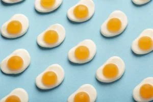 طرز تهیه ژله تخم مرغی نیمرو برای 3 نفر 7 ژله تخم مرغی1