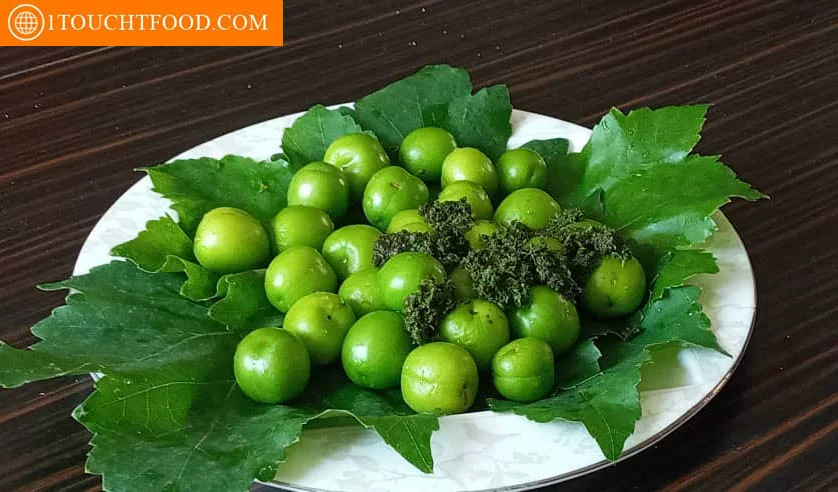 Come preparare un delizioso dalal con pomodori verdi e cetrioli