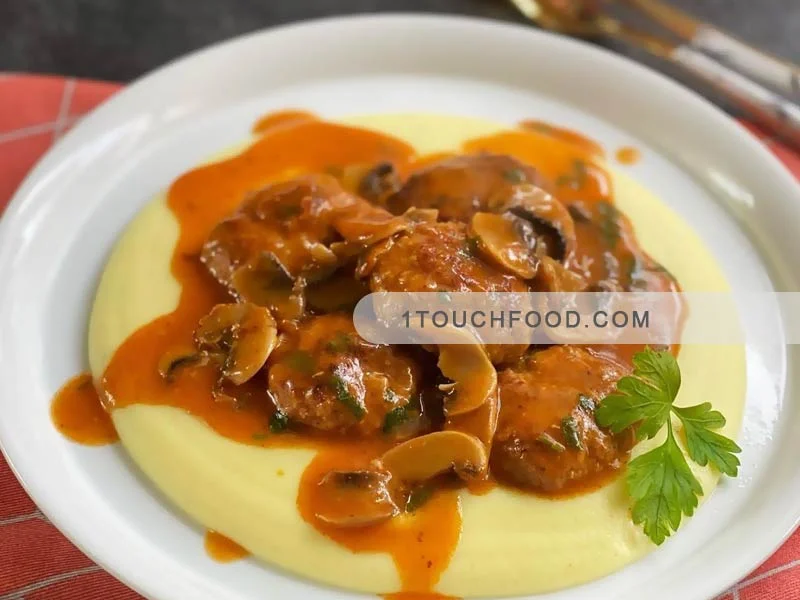 Polpette con purè di patate e salsa ai funghi