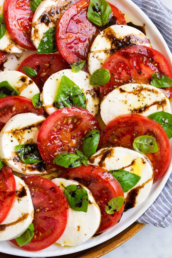 طرز تهیه سالاد ریحان و پنیر ایتالیایی 6 نفره 5 سالاد ریحان و پنیر ایتالیایی یکی از انواع سالاد ها و پیش غذاهای حرفه ای