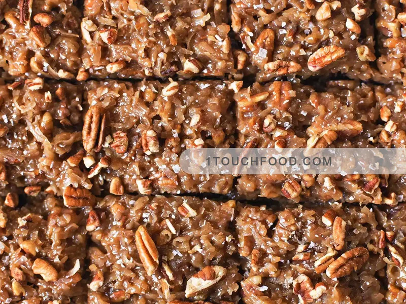 Le gâteau croustillant à la noix de coco et aux noix est un type de gâteau servi lors d'occasions spéciales.