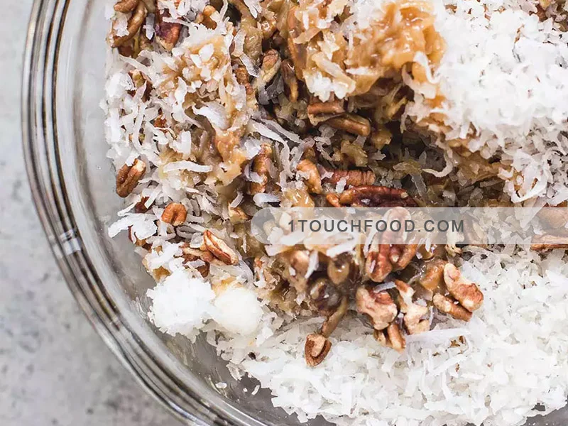 Ingrédients pour la préparation d'un gâteau croustillant à la noix de coco et aux noix
