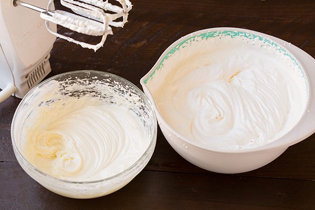آموزش طرز تهیه کیک ترایفل توت فرنگی مرحله دوم