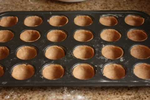 طرز تهیه شیرینی انگشتی کانولی 48 عددی 3 آموزش طرز تهیه شیرینی انگشتی کانولی مرحله ششم