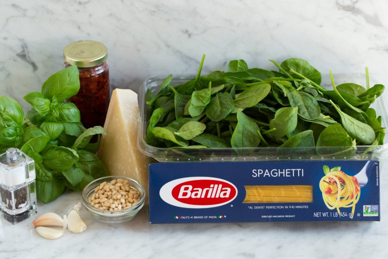مواد اولیه برای تهیه اسپاگتی گوجه فرنگی و اسفناج ایتالیایی