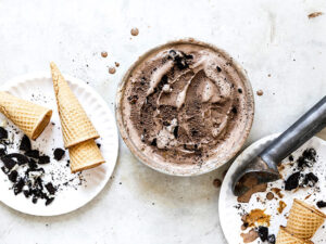 تهیه بستنی خامه ای با کوکی شکلاتی 11