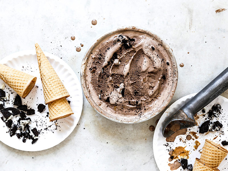 طرز تهیه بستنی خامه ای با کوکی شکلاتی مخصوص