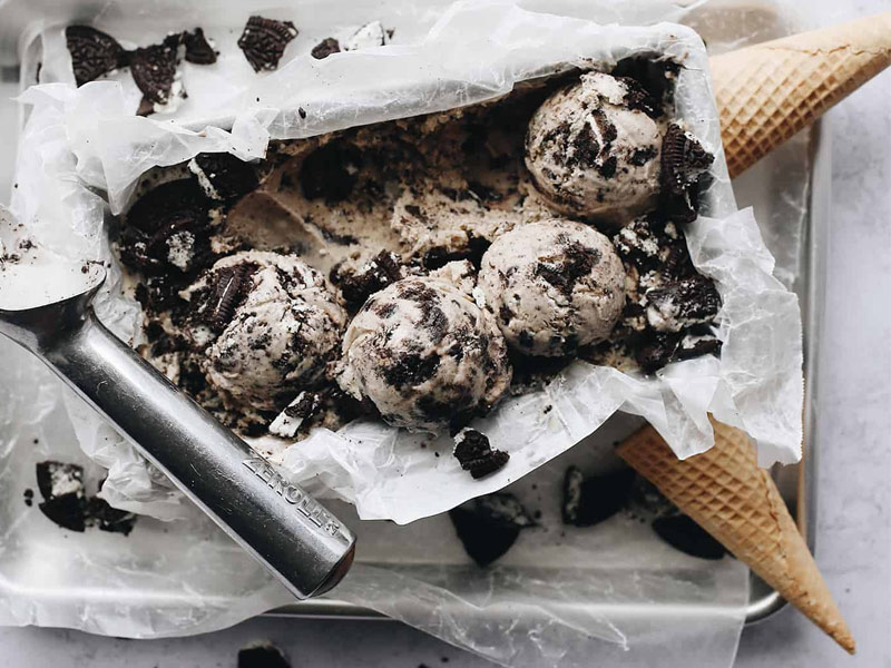طرز تهیه بستنی خامه ای با کوکی شکلاتی خوشمزه 