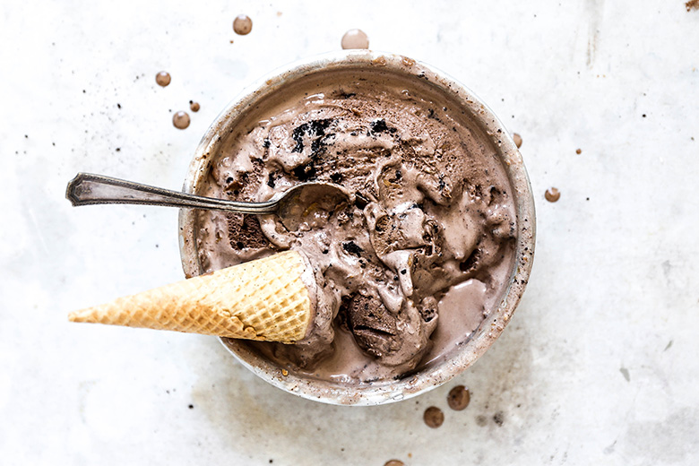 مواد لازم برای تهیه بستنی خامه ای با کوکی شکلاتی