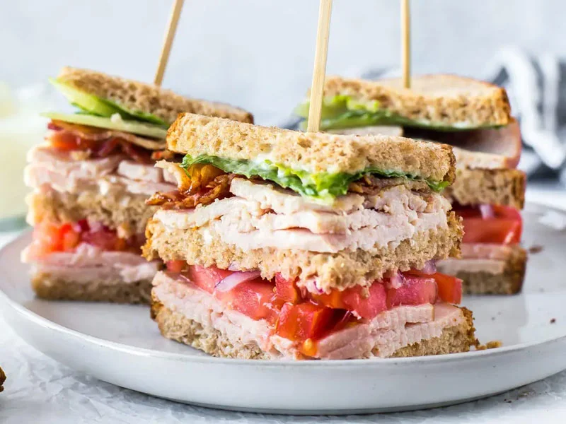 Cómo preparar un sándwich de pavo con jamón especial