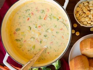 طرز تهیه سوپ سیب زمینی و بروکلی و پنیر 6 نفره 6 طرز تهیه سوپ سیب زمینی و بروکلی و پنیر 1