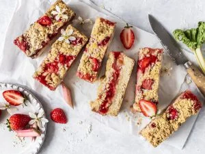 طرز تهیه شیرینی ریواس توت فرنگی 12 عددی 9 طرز تهیه شیرینی ریواس توت فرنگی 1