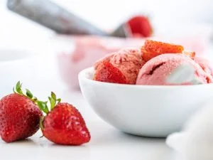 طرز تهیه ماست یونانی توت فرنگی ساده 8 نفر 6 طرز تهیه ماست یونانی توت فرنگی