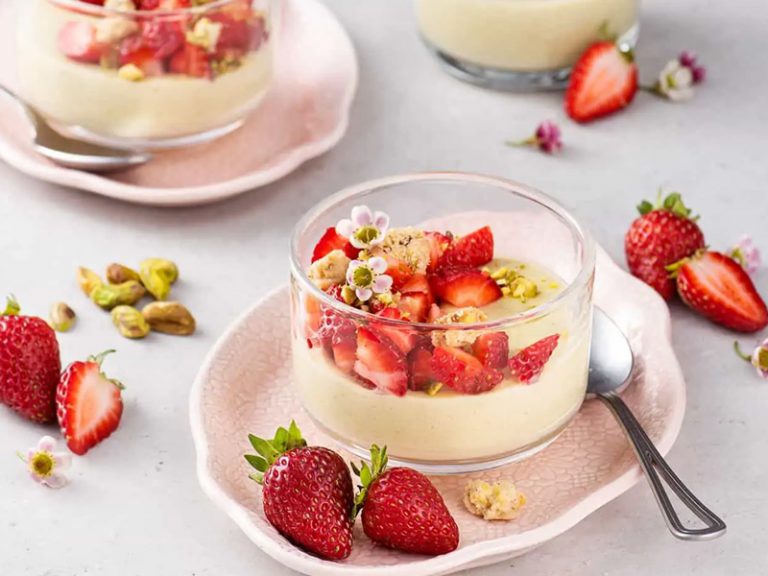 طرز تهیه موس شکلاتی سفید با توت فرنگی و پسته مخصوص
