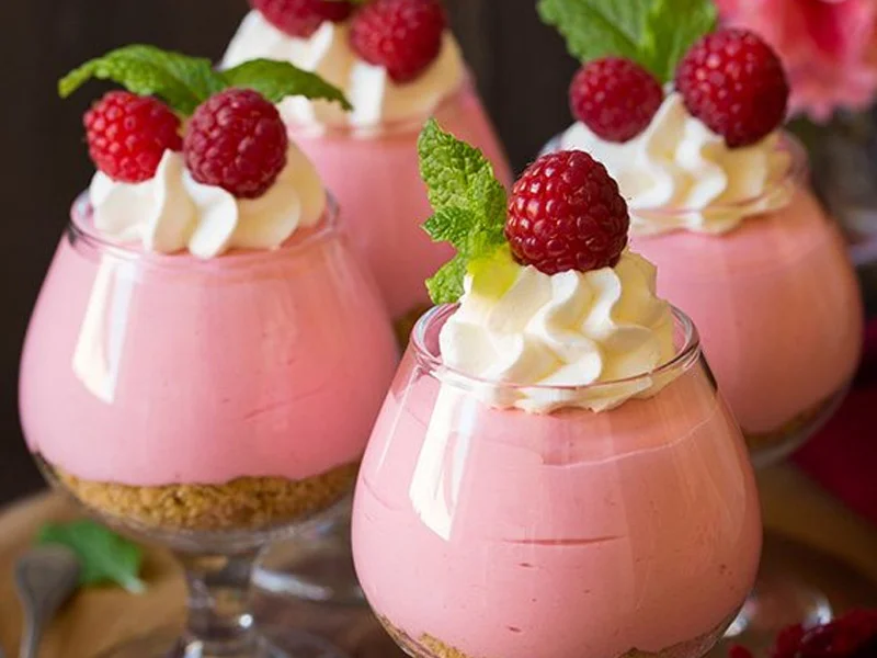 Cómo preparar una mousse de queso y frambuesa especial