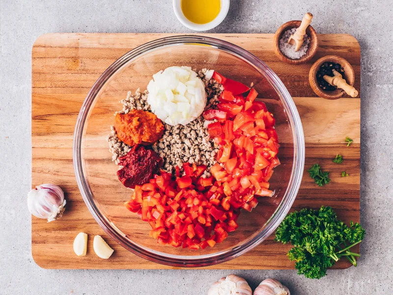 Ingredientes para preparar pizza vegetariana turca con mezcla de masala