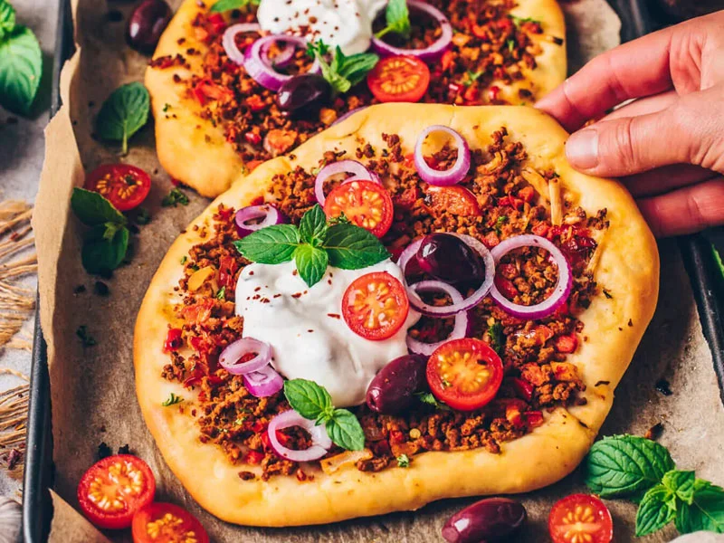 Cómo hacer pizza vegetariana turca con majojan