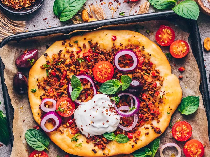 طرز تهیه پیتزا ترکی گیاهی له معجون مخصوص
