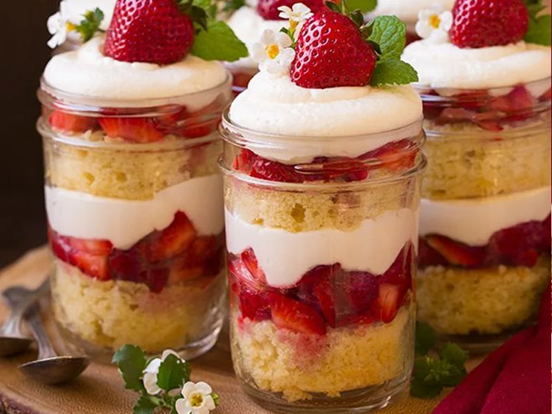 طرز تهیه انواع کیک: آموزش کامل بیش از 200 نوع کیک خانگی 132 طرز تهیه کیک ترایفل توت فرنگی مخصوص