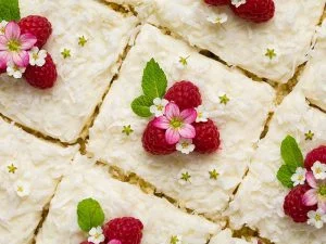 طرز تهیه کیک تخته ای نارگیلی 20 تکه 6 طرز تهیه کیک تخته ای نارگیلی 1