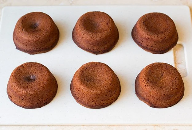 طرز تهیه کیک شکلاتی مذاب خانگی 6 عدد 6 آموزش طرز تهیه کیک شکلاتی مذاب مرحله 8