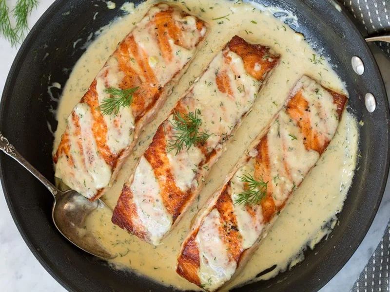 Cómo preparar salmón con una salsa especial casera de ajo y mostaza