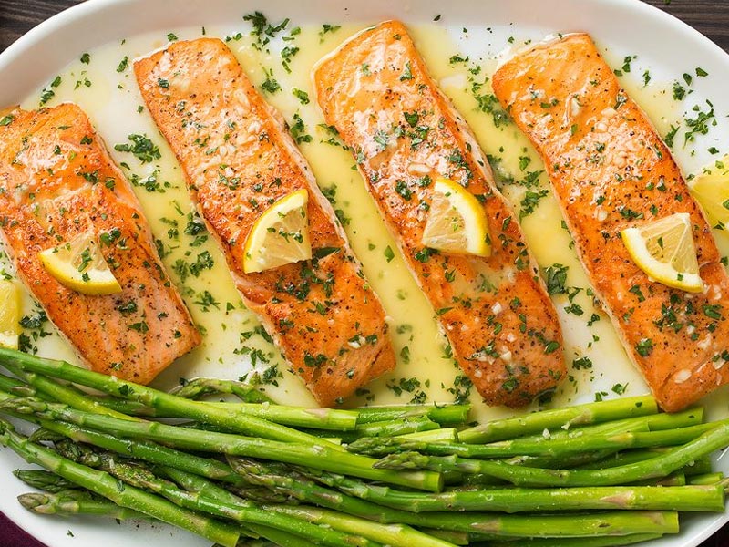 Cómo preparar salmón con salsa especial de ajo y limón