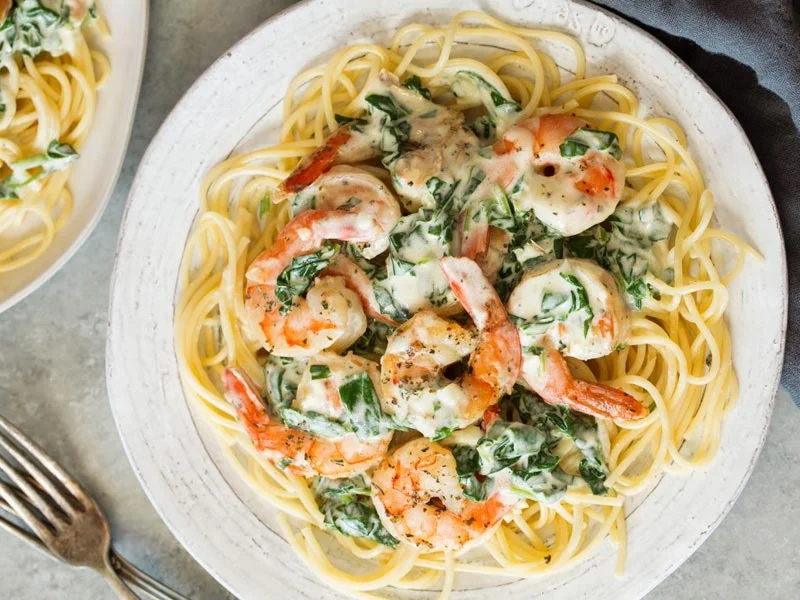 Cómo preparar camarones con espinacas y queso parmesano casero