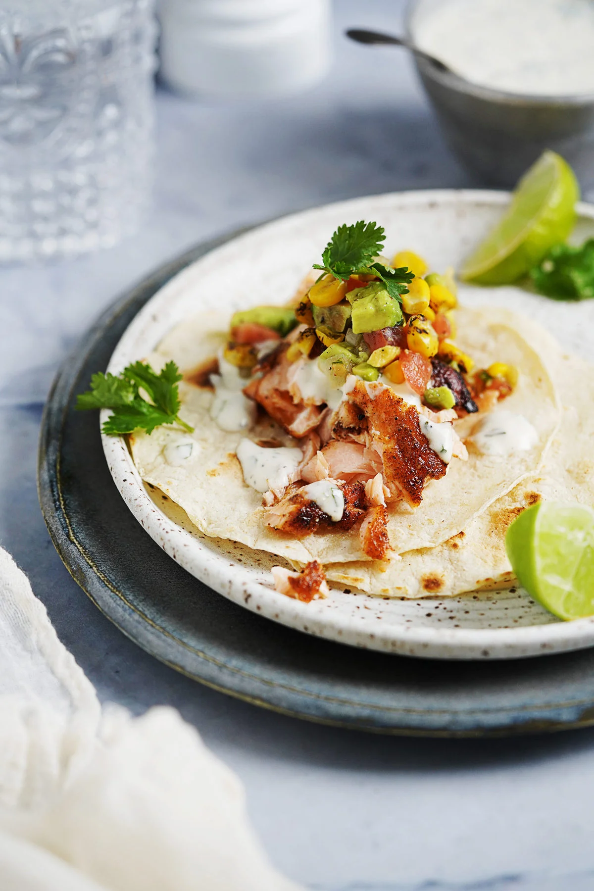 Cómo preparar tacos de salmón ahumado con salsa especial