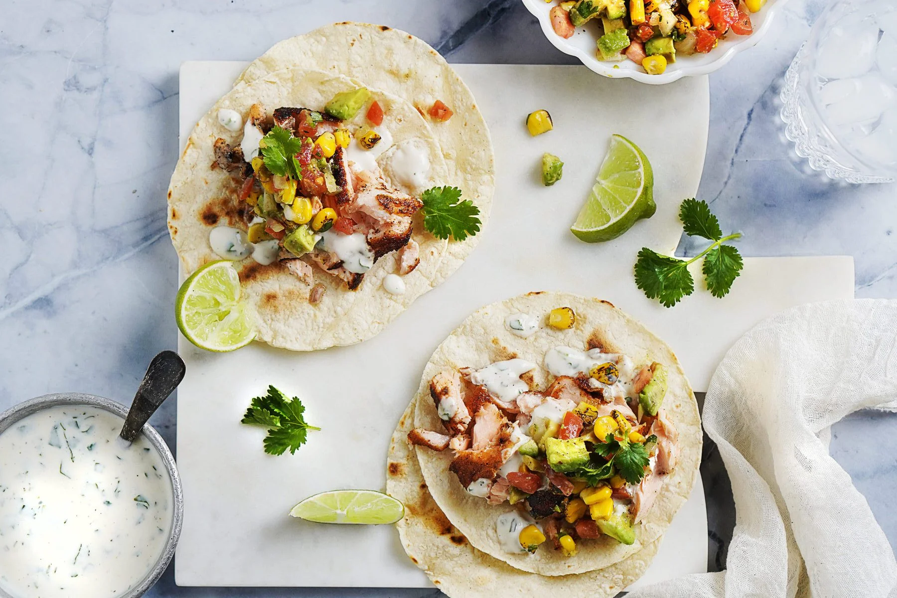 Cómo preparar tacos de salmón ahumado con una salsa deliciosa 